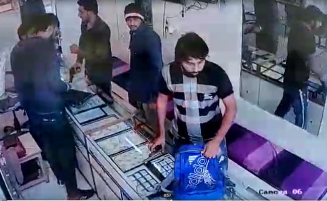 अयोध्या को लेकर हाईअलर्ट पर थी दिल्ली, फिर भी दिनदहाड़े ज्वेलरी शॉप में हो गई लाखों की डकैती, देखें VIDEO