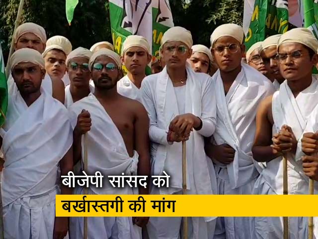 प्रज्ञा ठाकुर के बयान का विरोध, बापू की वेशभूषा में आए लोग