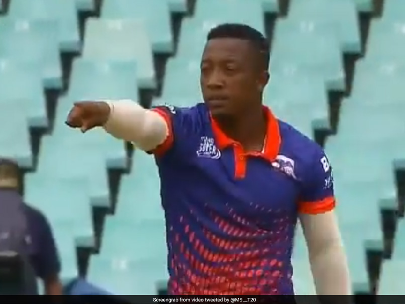 'अलटी-पलटी' बॉलिंग.. दक्षिण अफ्रीका के इस खिलाड़ी ने दोनों हाथों से गेंदबाजी करते हुए लिए विकेट, देखें VIDEO