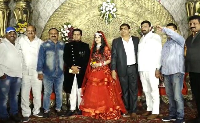 शादी में फोटो शूट कराने में व्यस्त थे दूल्हा-दुल्हन, पीछे से रुपयों से भरा बैग ले उड़ा 'सूट-बूट' वाला चोर, देखें VIDEO शादी में फोटो शूट कराने में व्यस्त थे दूल्हा-दुल्हन, पीछे से रुपयों से भरा बैग ले उड़ा 'सूट-बूट' वाला चोर, देखें VIDEO