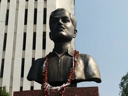 भोपाल में शहीद चंद्रशेखर आजाद की मूर्ति की जगह अर्जुन सिंह की प्रतिमा लगाने पर विवाद भोपाल में शहीद चंद्रशेखर आजाद की मूर्ति की जगह अर्जुन सिंह की प्रतिमा लगाने पर विवाद