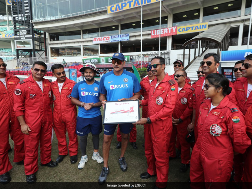 Indian Cricket Team Meets Air Force Aerobatic Team In Nagpur. See Pics