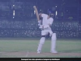 स्टेडियम में चौके-छक्के मारते नजर आए शाहिद कपूर, सोशल मीडिया पर वायरल हुआ Video स्टेडियम में चौके-छक्के मारते नजर आए शाहिद कपूर, सोशल मीडिया पर वायरल हुआ Video