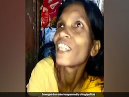 फुटपाथ पर गाना गाती दिखीं एक और 'रानू मंडल', जमकर वायरल हो रहा है Video फुटपाथ पर गाना गाती दिखीं एक और 'रानू मंडल', जमकर वायरल हो रहा है Video