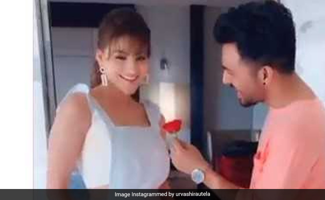 उर्वशी रौतेला को गुलाब दे रहे थे टोनी कक्कड़, तभी लग गया जोरदार करंट- देखें Video