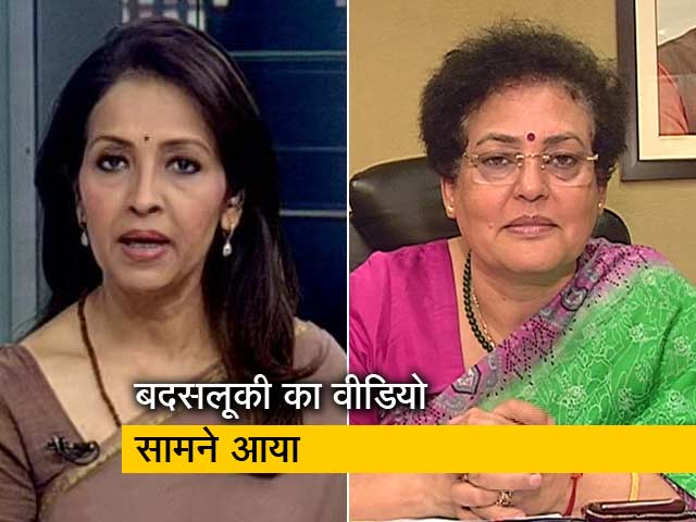 हॉट टॉपिक: वकीलों की भीड़ में बेबस महिला डीसीपी