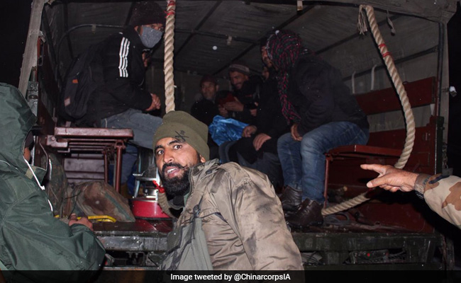 Army Rescues 350 Tourists, Locals Stranded At Zojila Pass