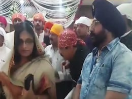 नगर निगम की महिला कमिश्नर ने भीड़ के बीच मंत्री जी के चरण छुए, देखें- VIDEO नगर निगम की महिला कमिश्नर ने भीड़ के बीच मंत्री जी के चरण छुए, देखें- VIDEO