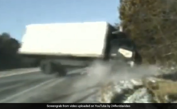 कंट्रोल से बाहर हुआ ट्रक, कुचलने से बाल-बाल बचे तीन लोग, देखें Viral Video