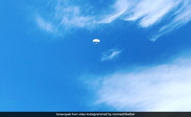 शादी के मंडप में दूल्हे ने उड़कर मारी जबरदस्त एंट्री, VIDEO देख लोग बोले - क्रेज़ी