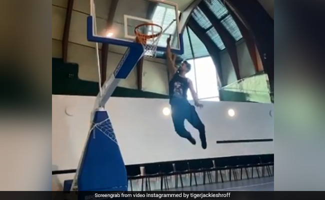 टाइगर श्रॉफ ने बास्केटबॉल के गेम में मचा डाली धूम, इस अंदाज में की बास्केट Video कर देगा हैरान