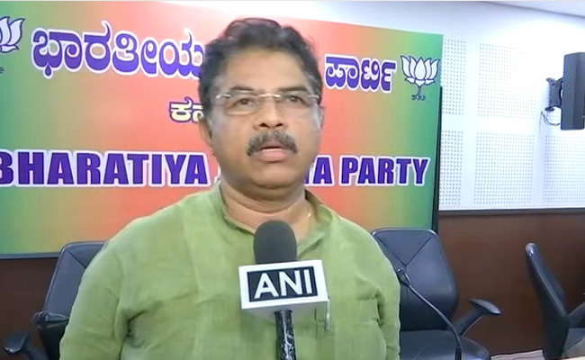 कर्नाटक में हिजाब मुद्दे पर कांग्रेस बटी हुई है : राजस्व मंत्री आर अशोक 