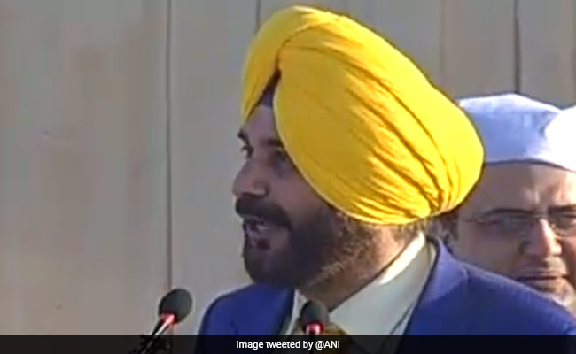 करतारपुर पहुंचे सिद्धू ने पीएम मोदी की जमकर की तारीफ, कहा- आपको मुन्नाभाई स्टाइल में जादू की झप्पी