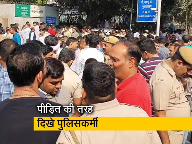 दिल्ली में पुलिसकर्मियों ने खत्म किया धरना