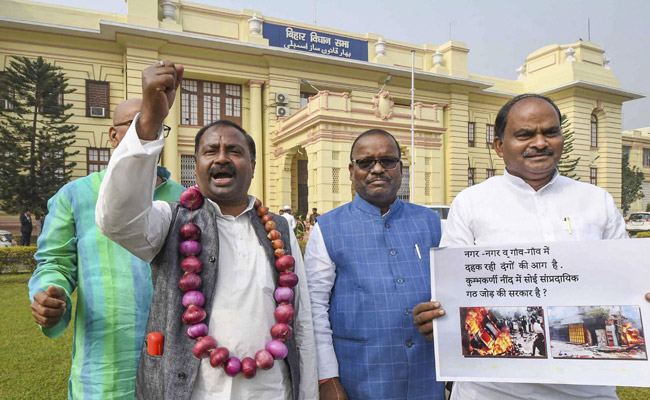 बिहार : प्याज की माला पहनकर विधानसभा पहुंचे विधायक