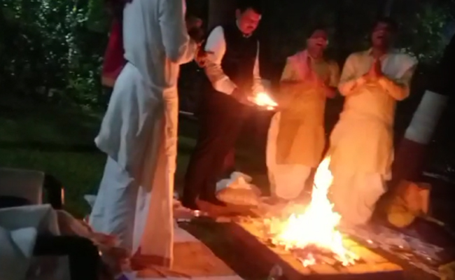 क्या कल रात देवेंद्र फडणवीस ने अपने घर में कराई थी तांत्रिक पूजा? Video हो रहा है वायरल