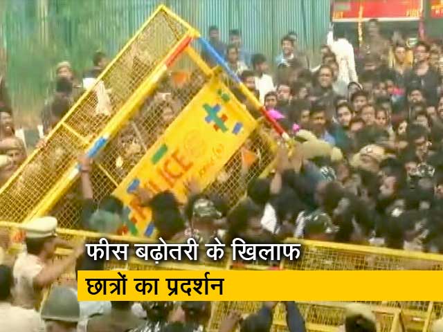 हॉस्टल की बढ़ी हुई फीस के खिलाफ प्रदर्शन कर रहे हैं छात्र