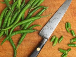 Hand Burning From Chilli: मिर्च काटने के बाद होती है हाथों में जलन तो इन घरेलू उपायों से झट से पाएं राहत Hand Burning From Chilli: मिर्च काटने के बाद होती है हाथों में जलन तो इन घरेलू उपायों से झट से पाएं राहत