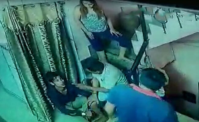 घर में घुसे चोर को परिवार ने पकड़ लिया, थाने में पुलिस कर्मी सो गए; और वह भाग गया!