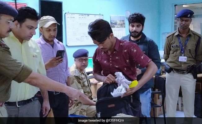 दिल्ली मेट्रो में 50 लाख रुपये लेकर घूम रहा था 19 साल का लड़का, CISF ने पकड़ा तो हुआ ये खुलासा