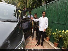 Arvind Kejriwal Carpools With Colleagues On Day 1 Of Odd-Even Arvind Kejriwal Carpools With Colleagues On Day 1 Of Odd-Even