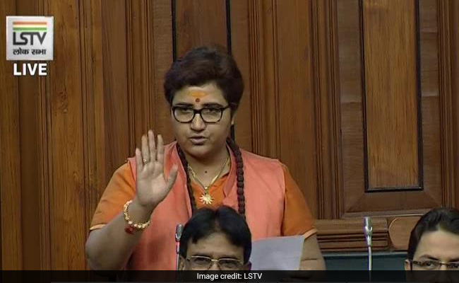 TOP 5 NEWS: गोडसे पर दिए बयान पर प्रज्ञा ठाकुर ने दोबारा मांगी माफी, सरकार जाते ही देवेंद्र फडणवीस की मुश्किलें बढ़ीं