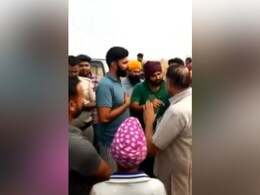 हरियाणा के फतेहाबाद में पराली जलाने से रोकने आए अधिकारियों को किसानों ने बनाया बंधक हरियाणा के फतेहाबाद में पराली जलाने से रोकने आए अधिकारियों को किसानों ने बनाया बंधक