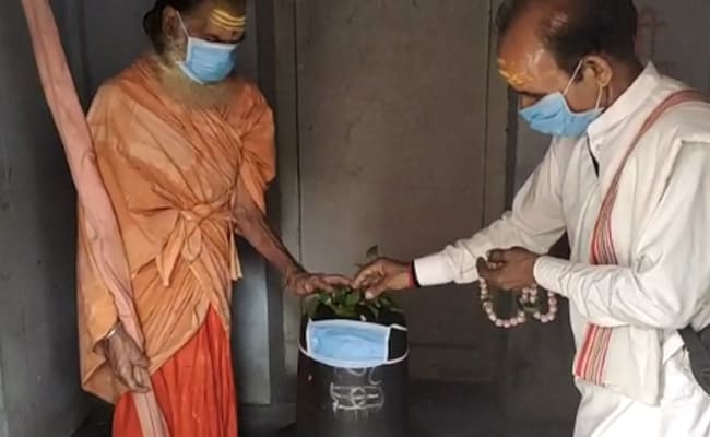 PM मोदी के संसदीय क्षेत्र वाराणसी में प्रदूषण के खिलाफ अनूठा प्रदर्शन, भगवान शंकर को पहनाया मास्क