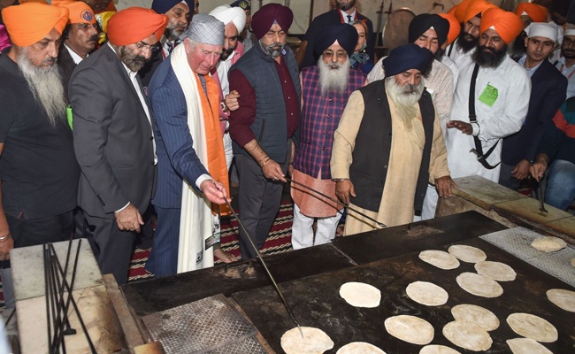 Prince Charles Prepares <i>Rotis</i> During "<i>Sewa</i>" At Delhi Gurdwara