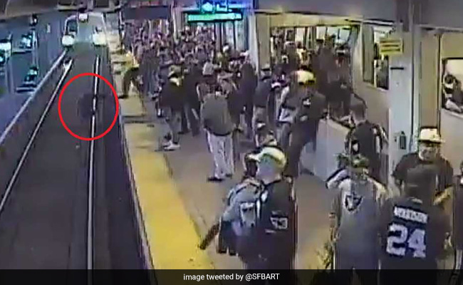 पटरियों पर गिरा और सामने आ गई ट्रेन, मदद के लिए उठाया हाथ तो... देखें Viral Video