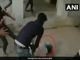 लड़कियों से बदसलूकी करने से टोकने पर टीचर को दौड़ा-दौड़ा कर बैट-बल्ले से पीटा, देखें VIDEO लड़कियों से बदसलूकी करने से टोकने पर टीचर को दौड़ा-दौड़ा कर बैट-बल्ले से पीटा, देखें VIDEO