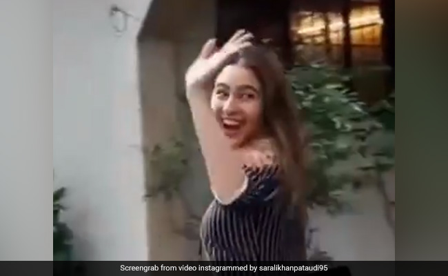 फोटोग्राफर्स से बचकर सारा ने लगाई दौड़, पीछे मुड़कर दिया ऐसा रिएक्शन...देखें Video