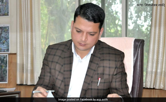 नगरपालिका के कमिश्नर बनने पर भाजपा नेता ने गिफ्ट किया Pen, लगा दिया 5 हजार रुपये का जुर्माना