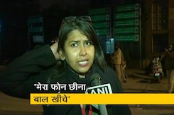 जामिया के हिंसक प्रदर्शन की कवरेज करने पहुंची महिला पत्रकार से पुलिस की बदसलूकी जामिया के हिंसक प्रदर्शन की कवरेज करने पहुंची महिला पत्रकार से पुलिस की बदसलूकी