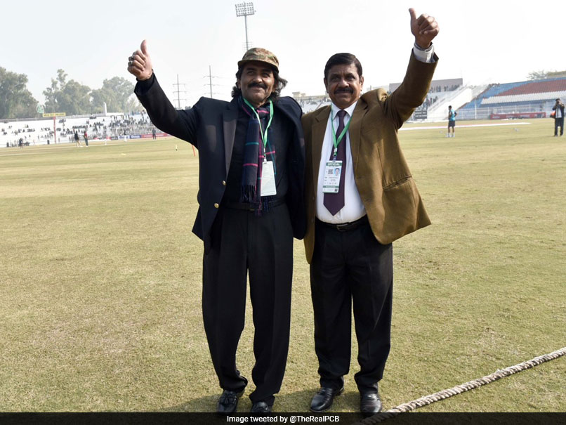 Pakistan vs Sri Lanka, 1st Test: "Crowd Puller" Javed Miandad Catches Up With Fans During Historic Test In Rawalpindi. Watch Video