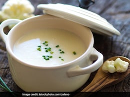 This Nutritionist-Approved Garlicky Cauliflower Soup Is A Must-Try This Winter This Nutritionist-Approved Garlicky Cauliflower Soup Is A Must-Try This Winter