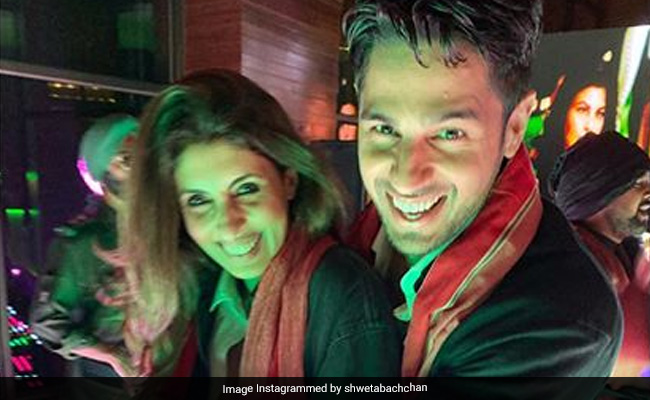 Styled By Amitabh Bachchan, Shweta Brings <I>Jumma Chumma</i> Vibes To Nineties-Themed Bollywood Party