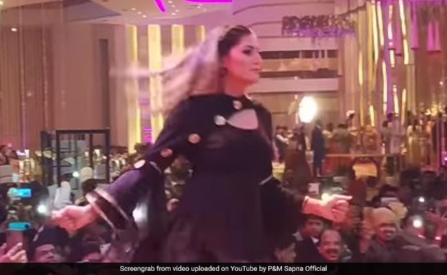 सपना चौधरी ने अपने नए गाने पर यूं किया धमाकेदार डांस, Video ने मचाई धूम सपना चौधरी ने अपने नए गाने पर यूं किया धमाकेदार डांस, Video ने मचाई धूम