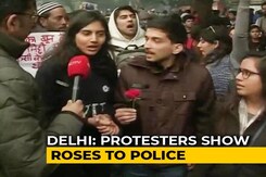 Protesting Students Offer Roses To Police In Delhi, Say "We Believe In Peace" Protesting Students Offer Roses To Police In Delhi, Say "We Believe In Peace"