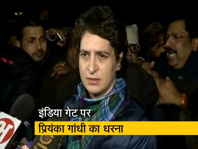 इंडिया गेट पर धरने के बाद बोलीं प्रियंका गांधी, 'छात्रों के साथ मारपीट देश की आत्मा पर हमला'