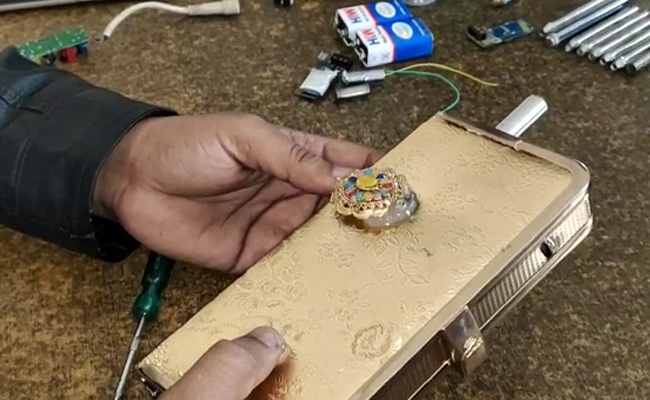 अब महिलाओं को मिलेगा सुरक्षा का सबसे कारगर हथियार, वाराणसी के स्टूडेंट ने बनाई 'एंटी रेप पर्स गन'