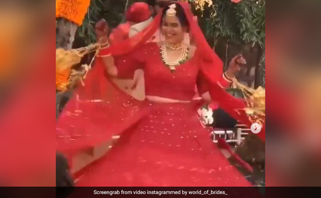 एक्ट्रेस मोना सिंह ने शादी के जोड़े में किया ऐसा डांस, पति श्याम हटा नहीं पाए नज़रें...देखें VIDEO