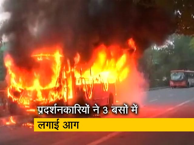 नागरिकता कानून के खिलाफ दिल्‍ली के जामिया में हिंसक प्रदर्शन