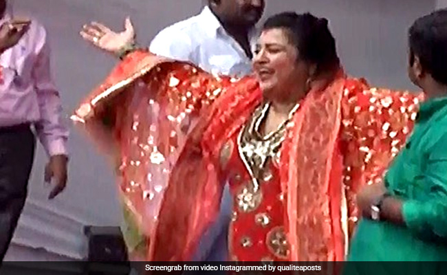 डॉली बिंद्रा ने इस तूफानी अंदाज में किया डांस, Video हुआ वायरल