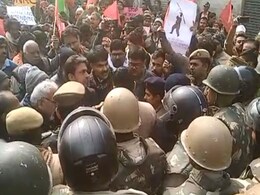 बनारस में प्रदर्शनकारियों पर बरसी लाठियां, CAA और NRC का कर रहे थे विरोध बनारस में प्रदर्शनकारियों पर बरसी लाठियां, CAA और NRC का कर रहे थे विरोध