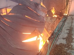 दिल्ली के मुंडका में प्लाईवुड फैक्ट्री में लगी आग, दमकल की 20 गाड़ियों ने पाया काबू दिल्ली के मुंडका में प्लाईवुड फैक्ट्री में लगी आग, दमकल की 20 गाड़ियों ने पाया काबू