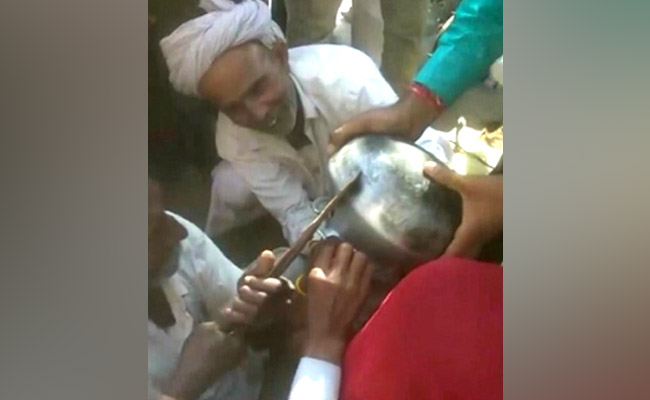 खेल-खेल में स्टील के मटके में फंसा 3 साल के बच्चे का सिर, गांव वालों ने किया फिर ऐसा...