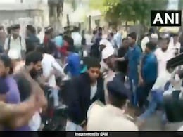 CAA Protest: अहमदाबाद में पुलिस ने बरसाई प्रदर्शनकारियों पर लाठियां, कई लोग हिरासत में CAA Protest: अहमदाबाद में पुलिस ने बरसाई प्रदर्शनकारियों पर लाठियां, कई लोग हिरासत में