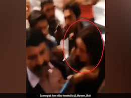 पाक टिकटॉक स्टार दिखी दुबई के मॉल में तो लड़कों ने हाथ पकड़कर किया ऐसा, बोलीं- 'ऐसा कौन करता है...' पाक टिकटॉक स्टार दिखी दुबई के मॉल में तो लड़कों ने हाथ पकड़कर किया ऐसा, बोलीं- 'ऐसा कौन करता है...'