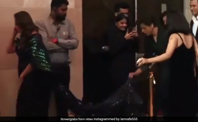 इवेंट के दौरान शाहरुख खान ने संभाला बीवी का गाउन, किंग ऑफ रोमांस का वायरल हुआ Video